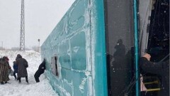Автобус с 40 пассажирами опрокинулся в кювет на трассе в Карагандинской области
