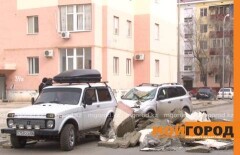 Куски бетона разбили машину в Атырау