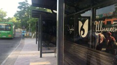 В Шымкенте устанавливают стеклянные остановки, которые не спасают от жары