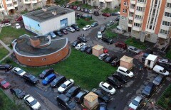 Жители Усть- Каменогорска не могут попасть домой из-за автомобилей во дворе