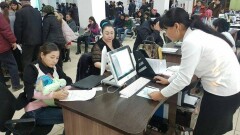 Работники ЦОНов в Алматы уступают свои стулья пожилым и беременным