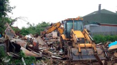 В Туркестане коммунальщики едва не снесли дом с детьми