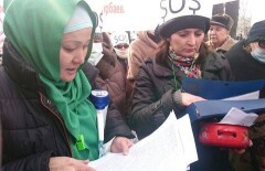Марш ипотечников в Алматы сопровождали полиция и представитель акимата