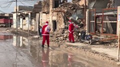 В разрушенном иракском Мосуле Санта Клаусы отправились на поиски детей