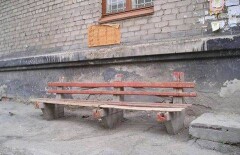 20-летняя девушка вскрыла себе вены во дворе многоэтажного дома в Уральске