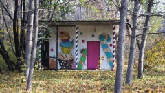 Тайной сектой пугает алматинцев "пряничный домик" в Ботаническом саду