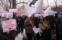 Ипотечники с кастрюлями и ложками идут маршем по Алматы