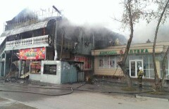 Посетителей торгового комплекса эвакуировали из-за пожара в Алматы