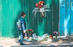 В Алматы к месту гибели 5-летней девочки несут цветы