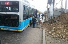 В Алматы пассажирский автобус провалился в дорожную яму