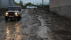 Паводки смыли асфальт на улицах Наурызбайского района в Алматы