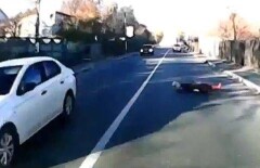 Женщина легла под колёса автомобиля, пытаясь покончить с собой