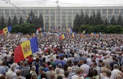 В центре Кишинёва митингует 100-тысячная толпа