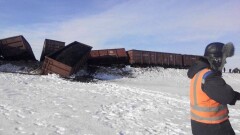 Сход 12 вагонов в ВКО парализовал движение поездов