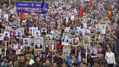 В Кыргызстане журналистам запретили снимать Жээнбекова на шествии "Бессмертного полка"
