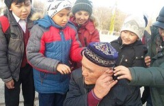 Дедушка из Жамбылской области ушами двигает "Жигули" и поднимает гири