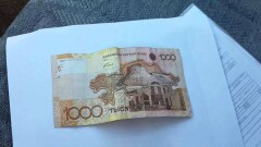 Крупные штрафы получили водитель и полицейский за взятку 1000 тенге