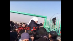 Очередную давку на Хоргосе сняли на видео очевидцы
