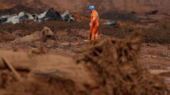 Число жертв трагедии в Бразилии выросло: под слоем грязи обнаружили автобус с телами 