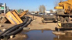 В Уральске во время ликвидации коммунальной аварии под землю ушёл экскаватор