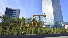 В центре Атырау установили нефтяную качалку