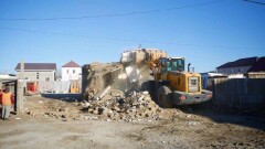 В Атырау в старой части города начался снос частных домов