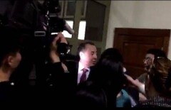 Как журналистам приходится ловить убегающих чиновников