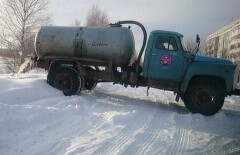 Содержимое трёх ассенизаторных цистерн слили прямо у гипермаркета в Актобе