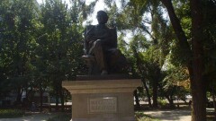 Вандалы осквернили памятник Мукагали Макатаеву в Алматы