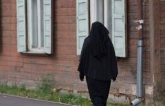 Женщина в никабе на детской площадке напугала жителей Актобе