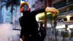 Митинги в Гонконге: протестующие забросали полицейских коктейлями Молотова и кирпичами