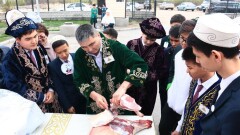 Во время празднования Наурыза школьников Семея учили разделывать тушу барана