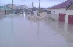 Жители Жанаозена открыли купальный сезон в лужах