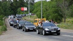 Видео свадебного кортежа с грубыми нарушения ПДД сняли в Алматинской области