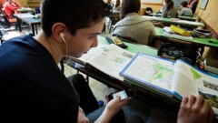 Пользоваться сотовыми телефонами запретили в школах Тараза