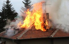 В Атырау полицейские спасли от пожара семью из семи человек