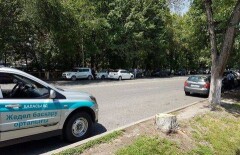 Очевидцы сняли на видео мужчину с автоматом в Алматы