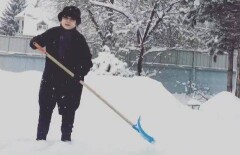 Макпал Жунусова вышла на уборку снега со своей дочерью