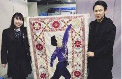 Денис Тен встретился с японкой, которая вышила панно с его портретом