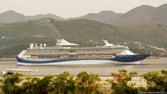 Лодка с 111 мигрантами едва не затонула в Средиземном море. Их спас круизный лайнер 