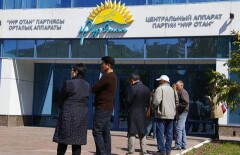 Дольщики "Азбуки жилья" у здания партии "Нур Отан": мы готовы идти на крайние меры
