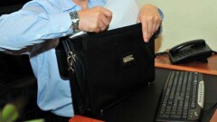 Отдельным госслужащим дадут право приходить на работу на полчаса позже и обедать два часа