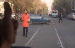 Девушка с журналом вместо полицейского жезла разрулила пробку в Алматы