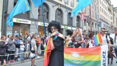 В Стокгольме на гей-прайде развернули флаг с казахстанской госсимволикой