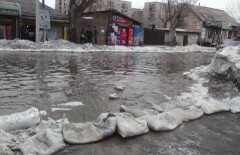 Семейчане перегораживают улицы мешками с песком, спасаясь от наводнения 