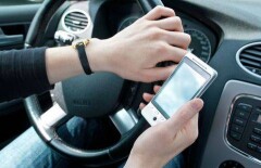 Девушка засмотрелась в телефон и спровоцировала серьёзное ДТП в Алматы