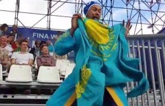 Гиперактивного болельщика Казахстана сняли на видео на Чемпионате мира по плаванию