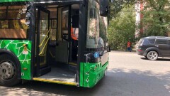 В Алматы на пересечении Тимирязева - Байзакова внедорожник врезался в автобус с пассажирами