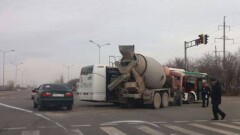 Девочка пострадала при столкновении автобуса и бетономешалки в Астане