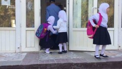 Сапарбаев поручил в течение трёх месяцев решить проблему с ношением платков в школу